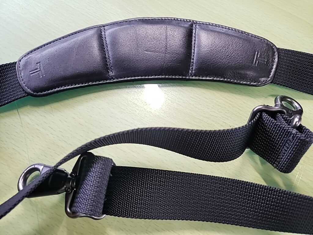 コルサ　TUMI　ショルダー部レザー張替１　カルテ