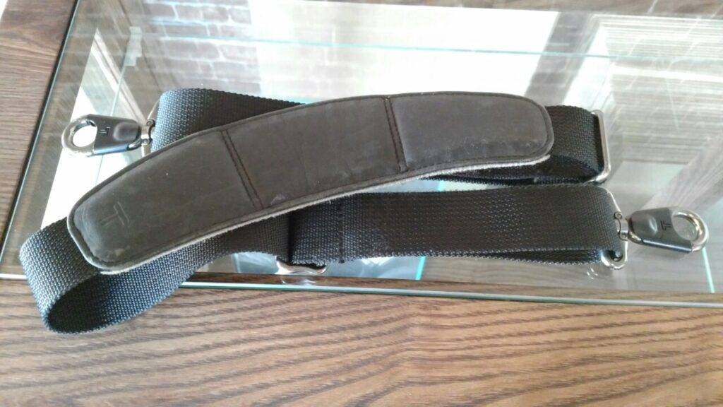 コルサ　トゥミ　ショルダーベルト肩当てレザー交換①　