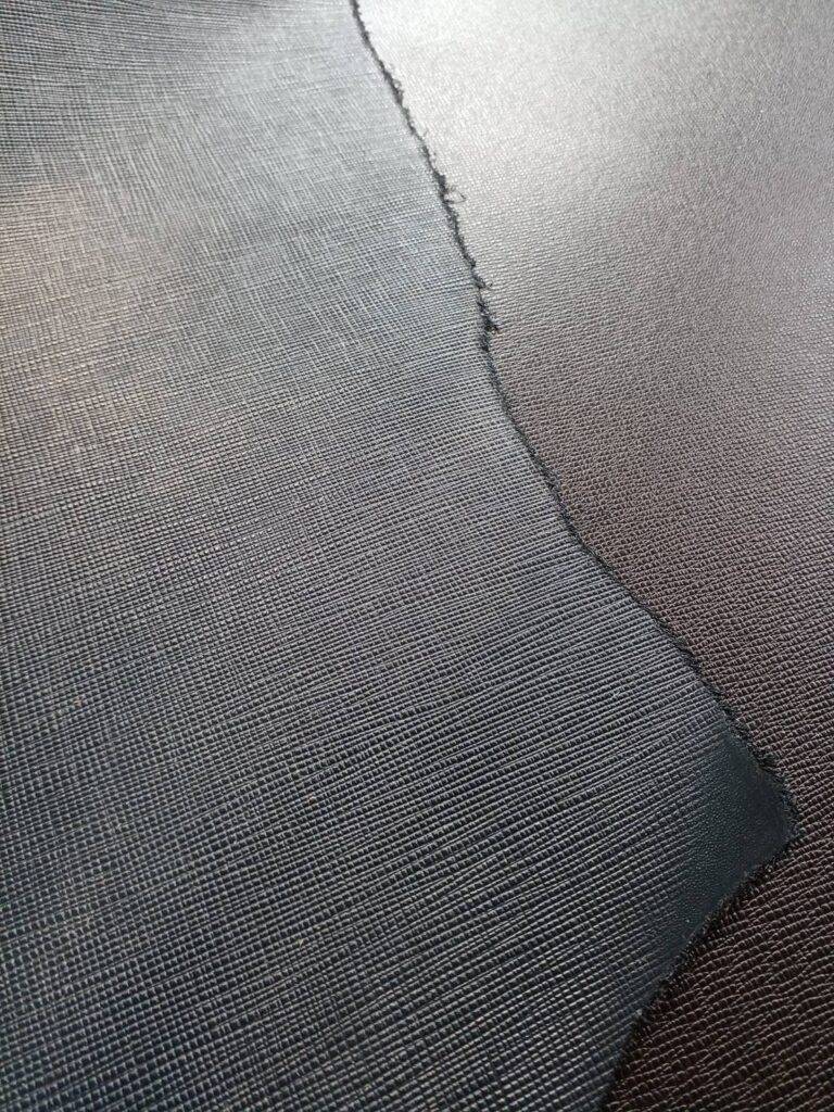 型押しレザー　レザー