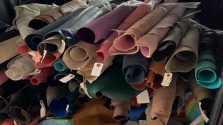 【企業様より7000デシの革を買取｜修理品質向上のための素材確保】